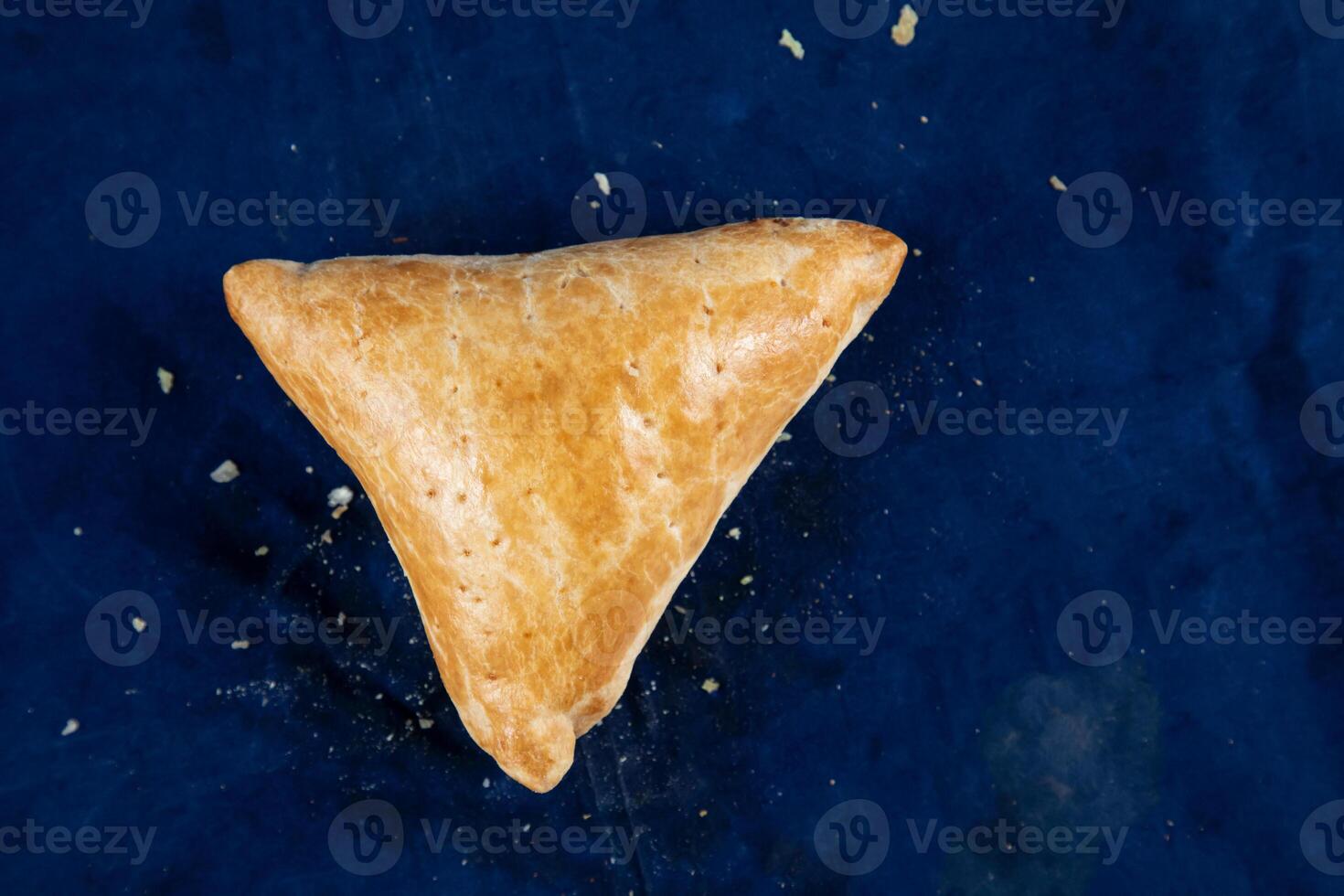 nötkött kolija shingara eller samosa, singara, somucha isolerat på blå bakgrund topp se av välsmakande mellanmål mat foto