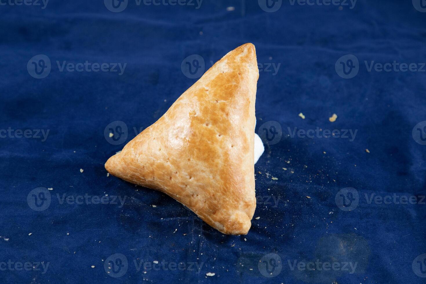 nötkött kolija shingara eller samosa, singara, somucha isolerat på blå bakgrund sida se av välsmakande mellanmål mat foto