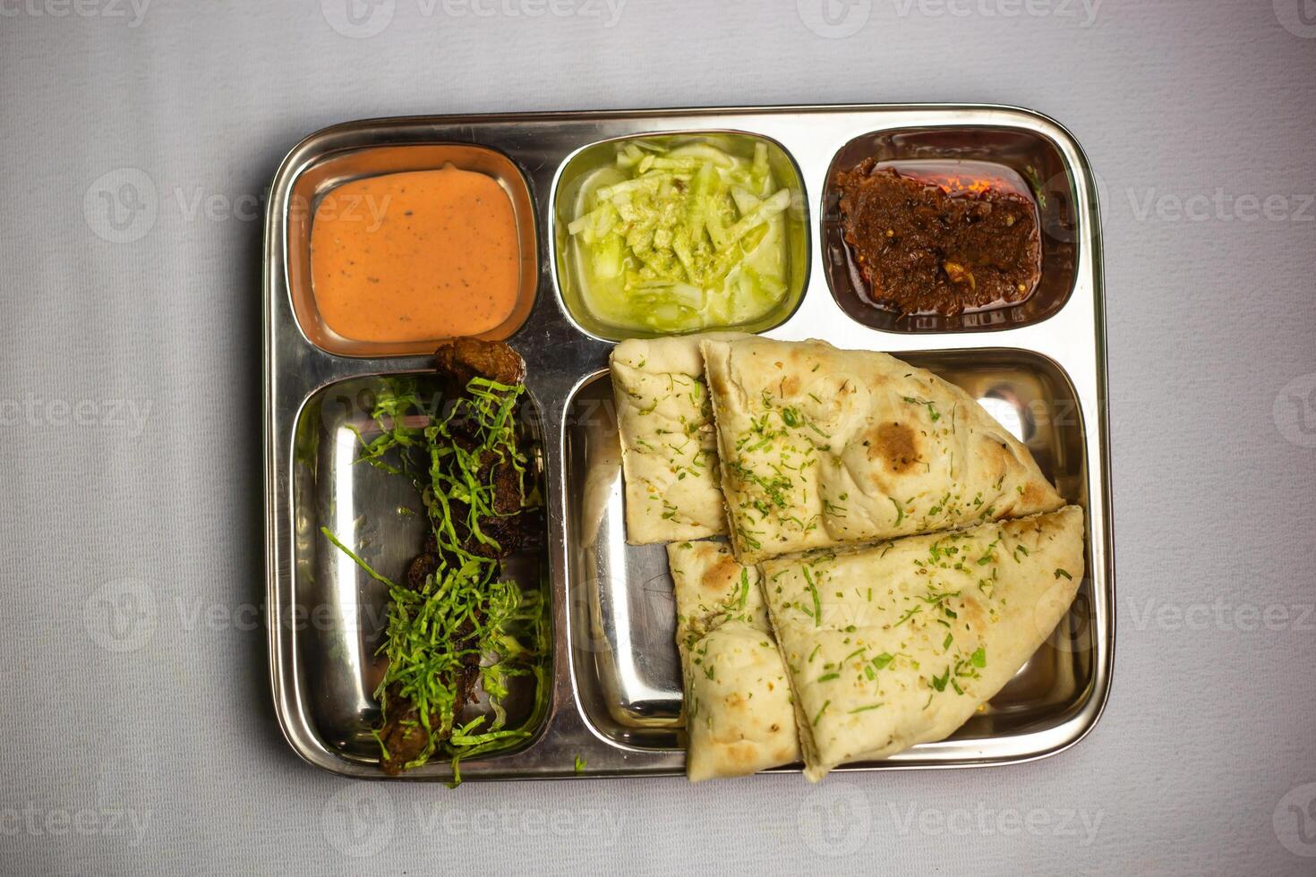 nötkött seekh kabab med vitlök nan, chuntney, sås och chili dopp eras i thali tallrik isolerat på bakgrund topp se av bangladeshiska mat uppsättning meny foto