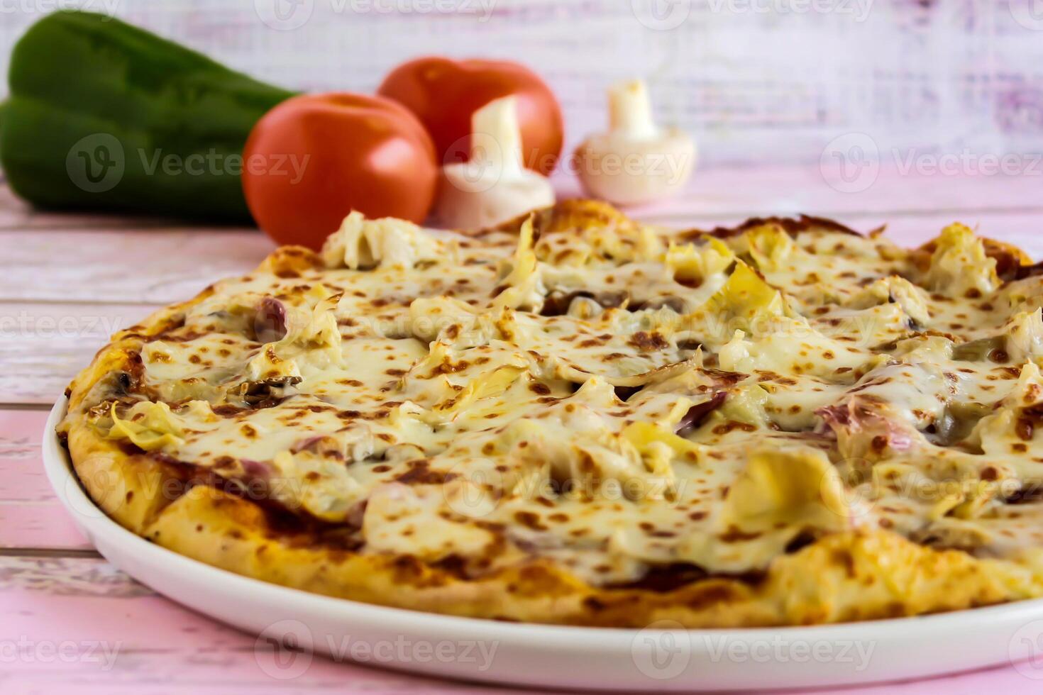 margarita pizza närbild garnering med spansk peppar, svamp, tomat och oliver eras i maträtt isolerat på tabell sida se av arabicum snabbmat foto