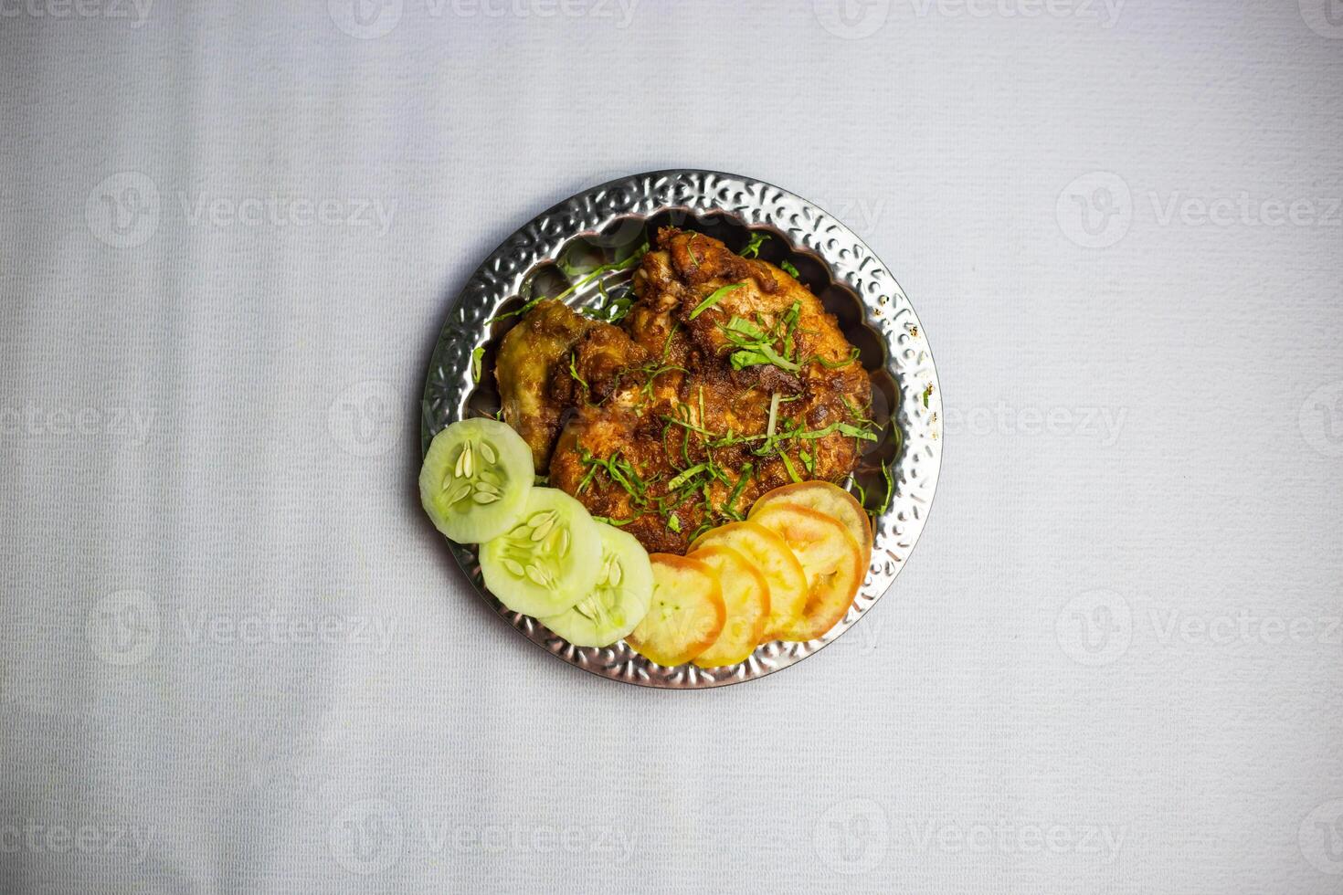kryddad kyckling chaap med tomat och gurka eras i tallrik isolerat på bakgrund topp se av bangladeshiska, indisk och pakistansk traditionell kryddad mat foto