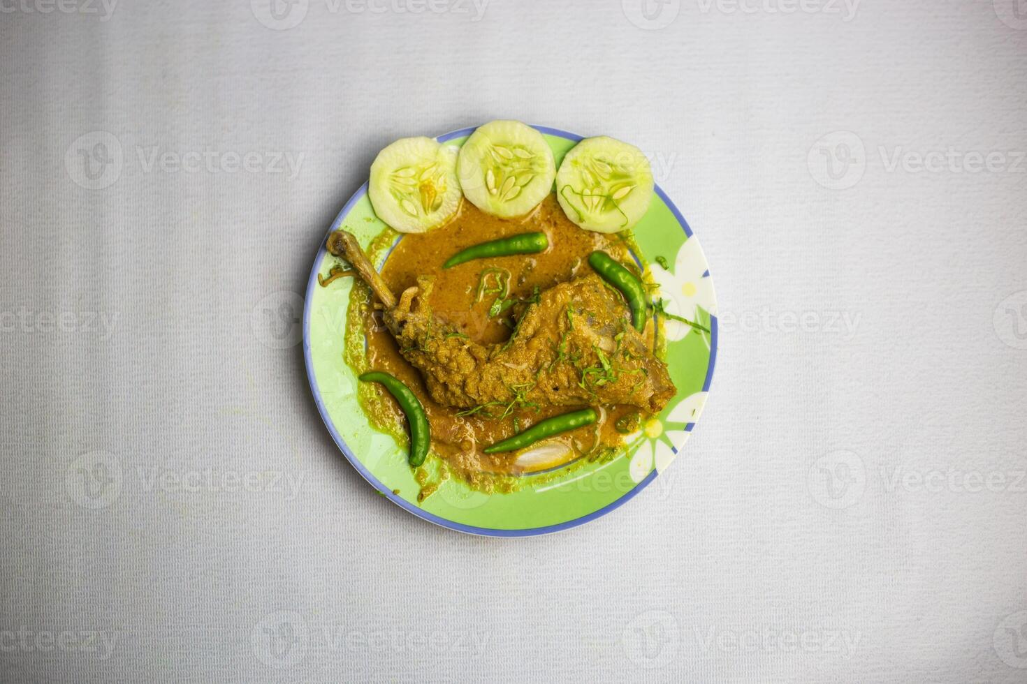 bangladeshiska kyckling steka ben med skysås, koriander, gurka och grön chili eras i tallrik isolerat på bakgrund topp se av bangladeshiska, indisk och pakistansk traditionell kryddad mat foto