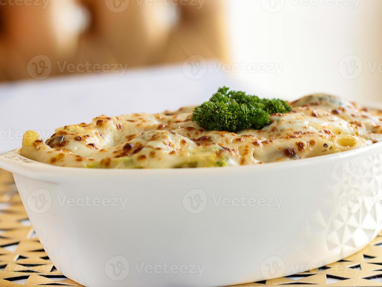 penne alforno pasta eras i maträtt isolerat på tabell närbild sida se av italiensk mat foto