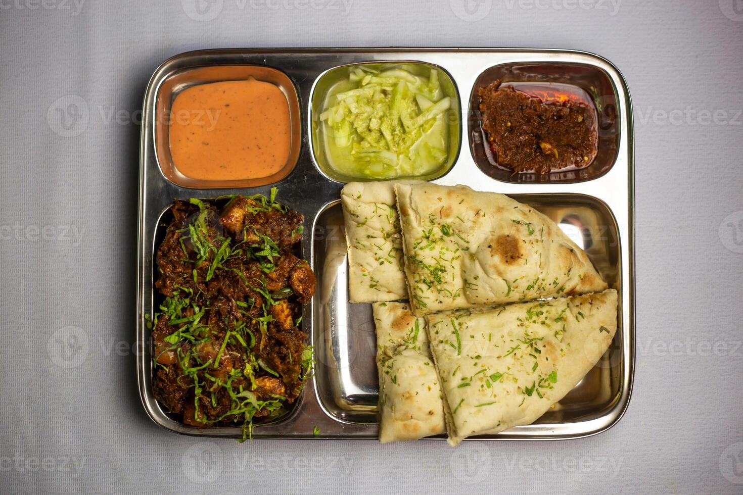 kyckling masala chaap med vitlök nan, chuntney, sås och chili dopp eras i thali tallrik isolerat på bakgrund topp se av bangladeshiska mat uppsättning meny foto