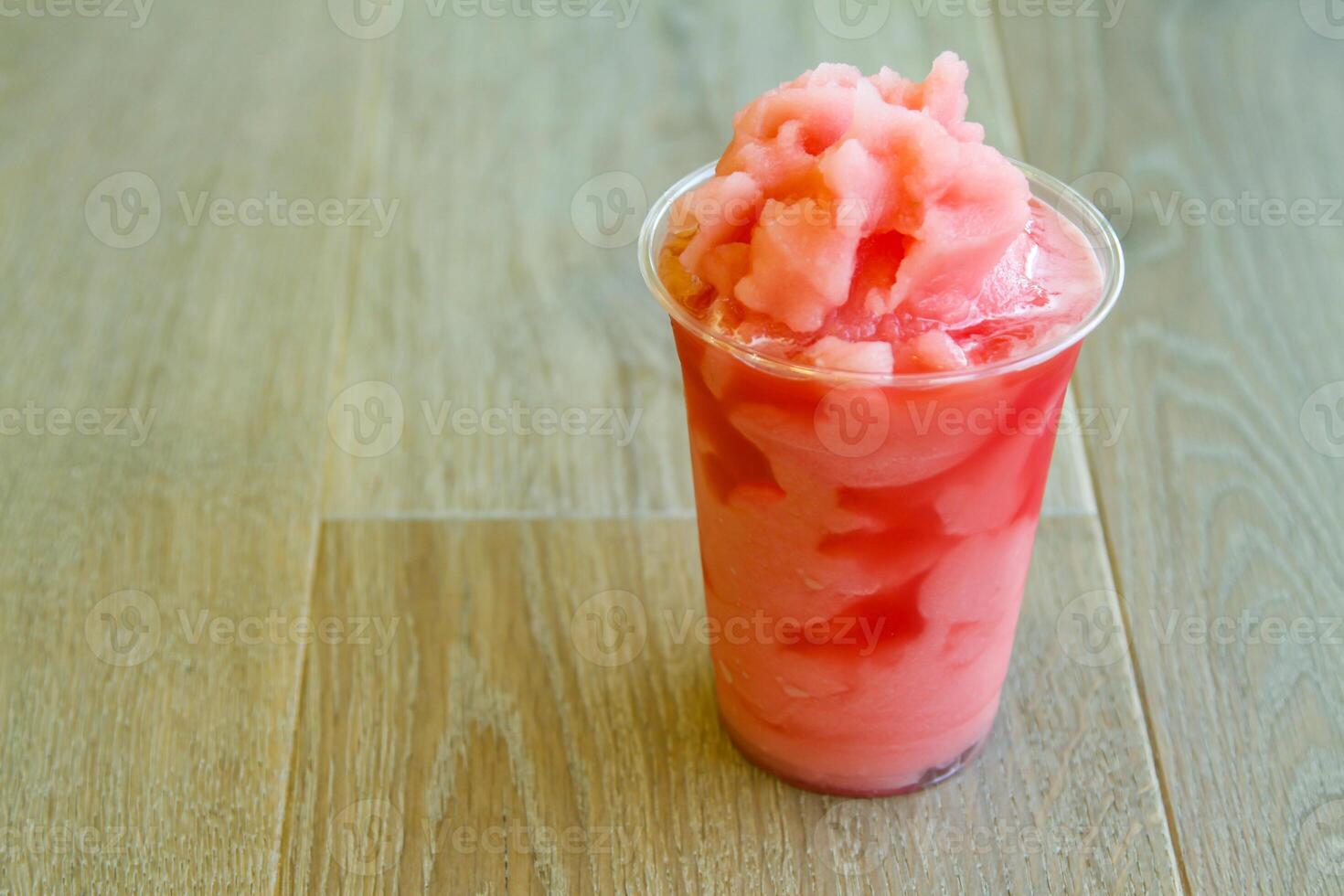 röd vattenmelon smoothie eras i disponibel glas isolerat på tabell sida se av friska morgon- smoothie dryck foto