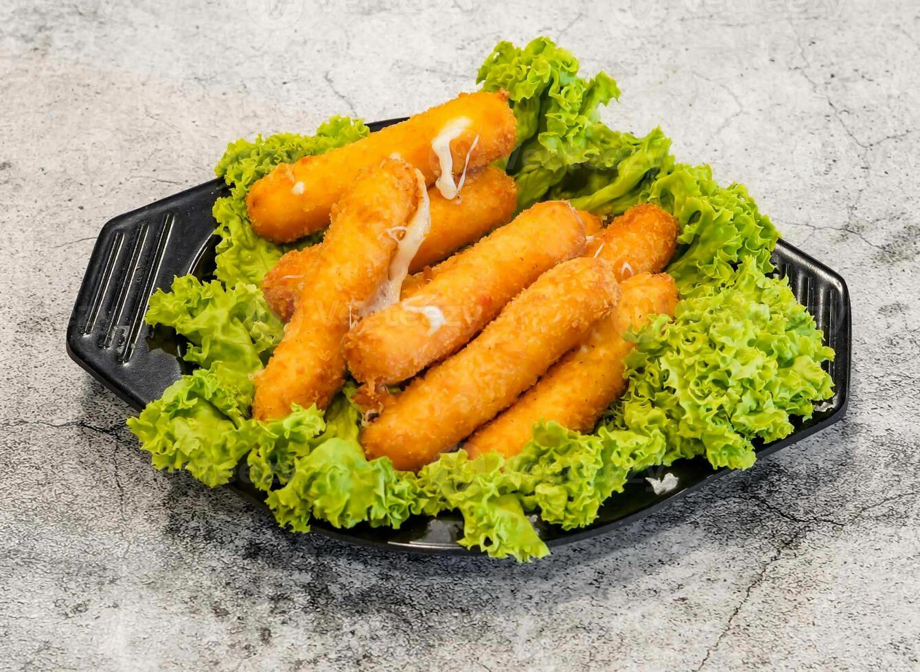 ost pinnar eller pho mai que med sallad blad eras i maträtt isolerat på grå bakgrund topp se av singapore skaldjur foto