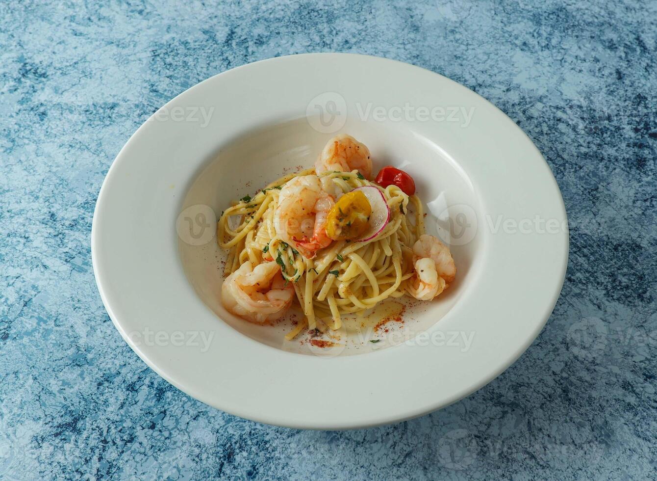 räka aglio olio eras i tallrik isolerat på bakgrund topp se av italiensk mat foto
