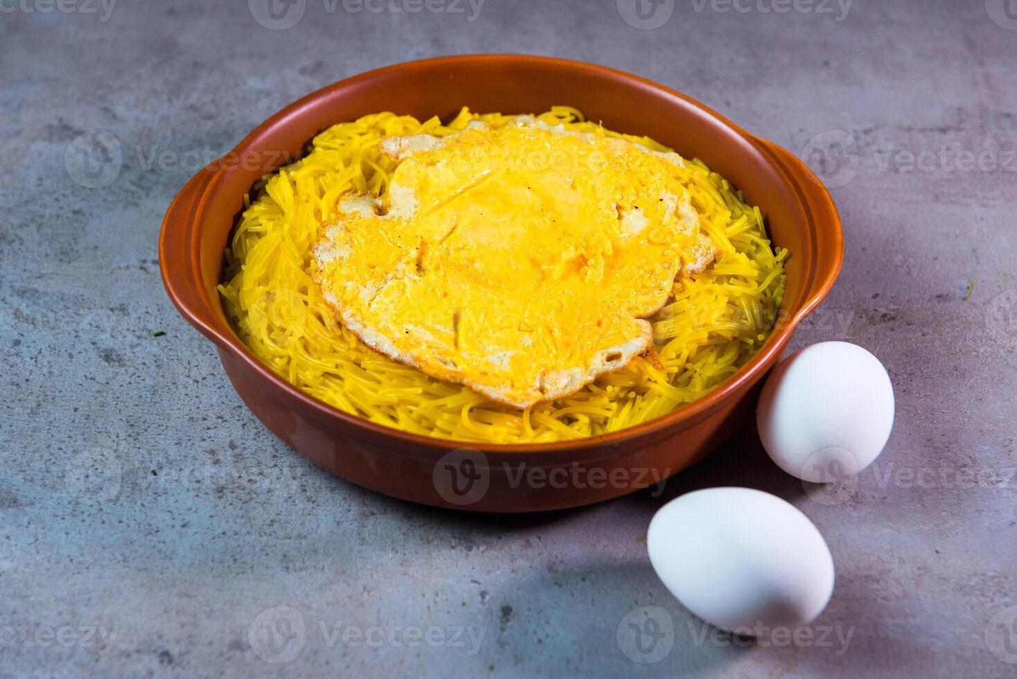 balalit med spaghetti och ägg eras i maträtt isolerat på grå bakgrund topp se av bahrain mat foto