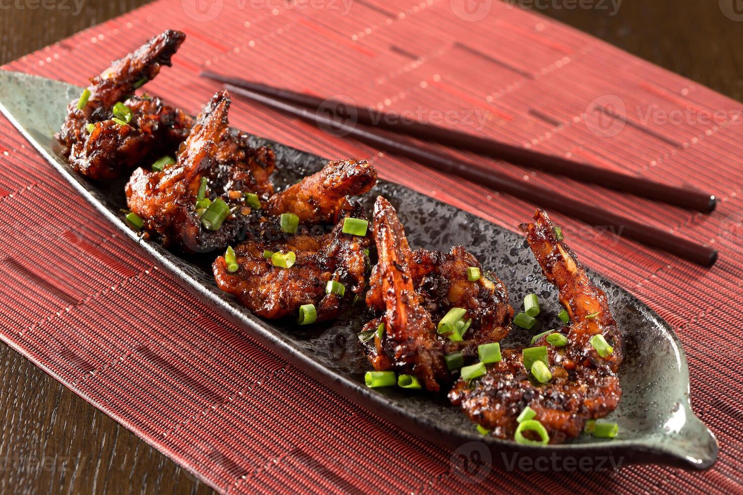 kryddad peppar friterad räka garnering med vår lök ätpinnar eras i skål topp se av kinesisk mat foto