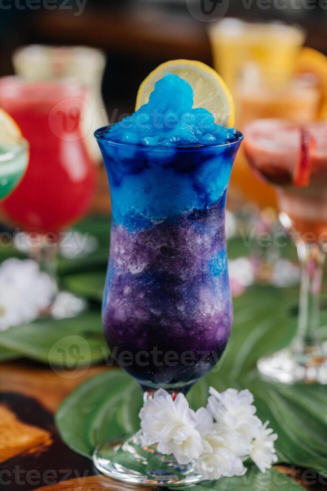 blå hawaiian lagun is dryck med kalk skiva eras i glas isolerat på tabell sida se av friska morgon- arabicum dryck foto