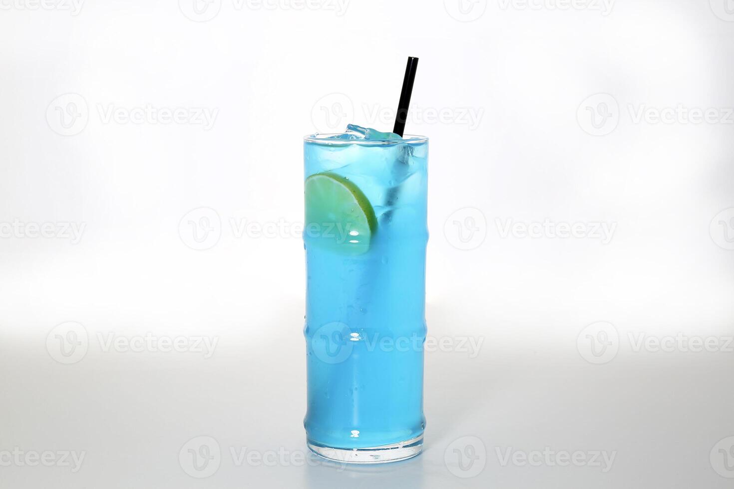 blå hawaiian cocktail dryck eras i glas med sugrör isolerat på grå bakgrund sida se av friska morgon- arabicum dryck foto