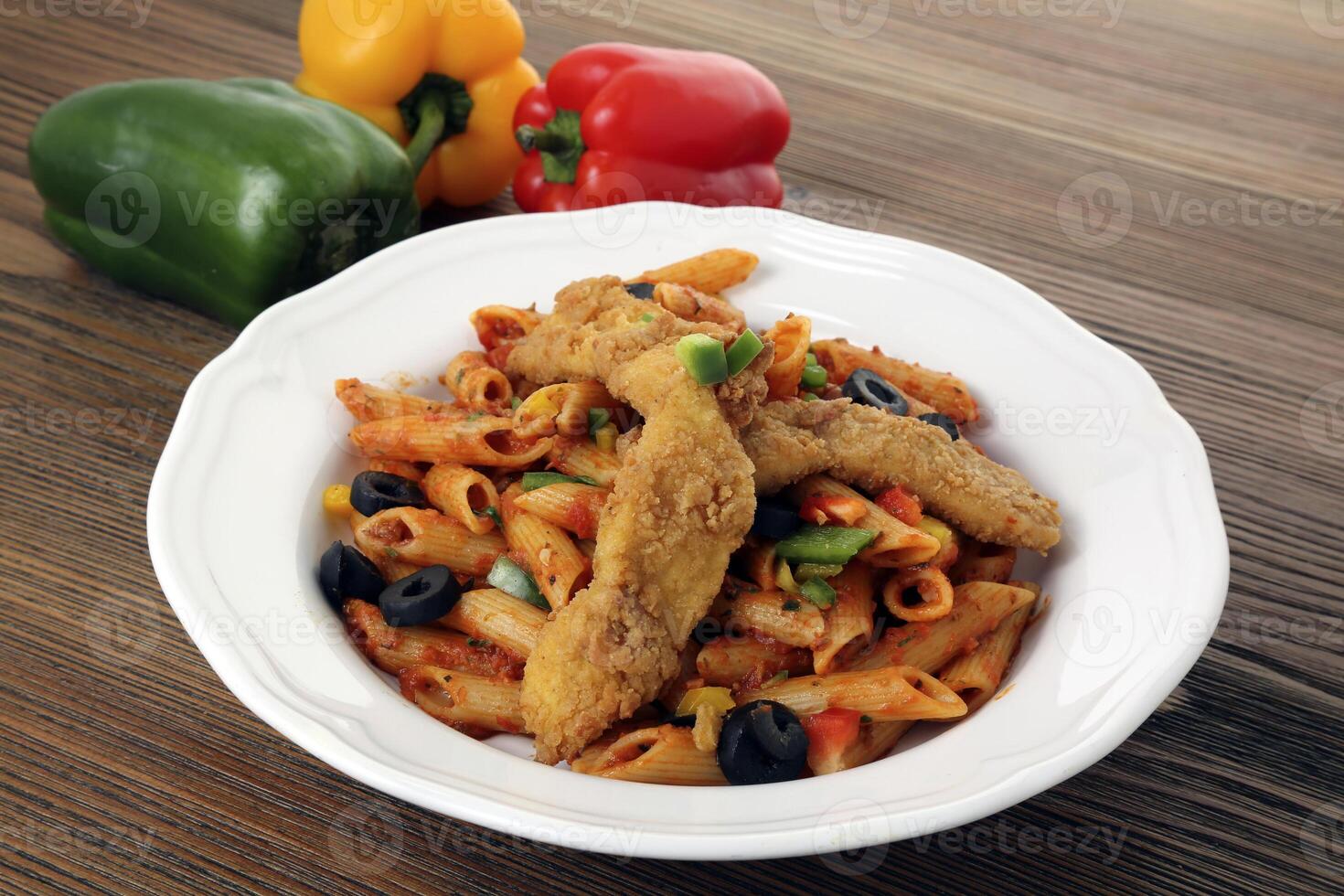 Krispig kyckling pasta med klocka peppar, tillbaka oliv och gurka eras i maträtt isolerat på tabell sida se av arabicum mat foto