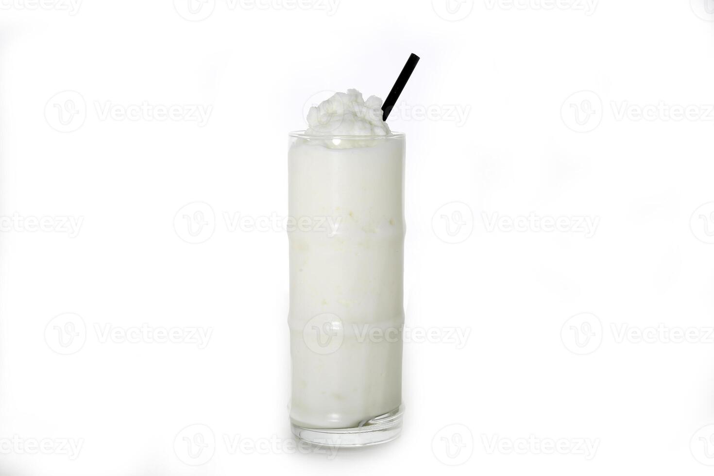 vanilj milkshake med sugrör eras i glas isolerat på grå bakgrund sida se av friska morgon- arabicum dryck foto