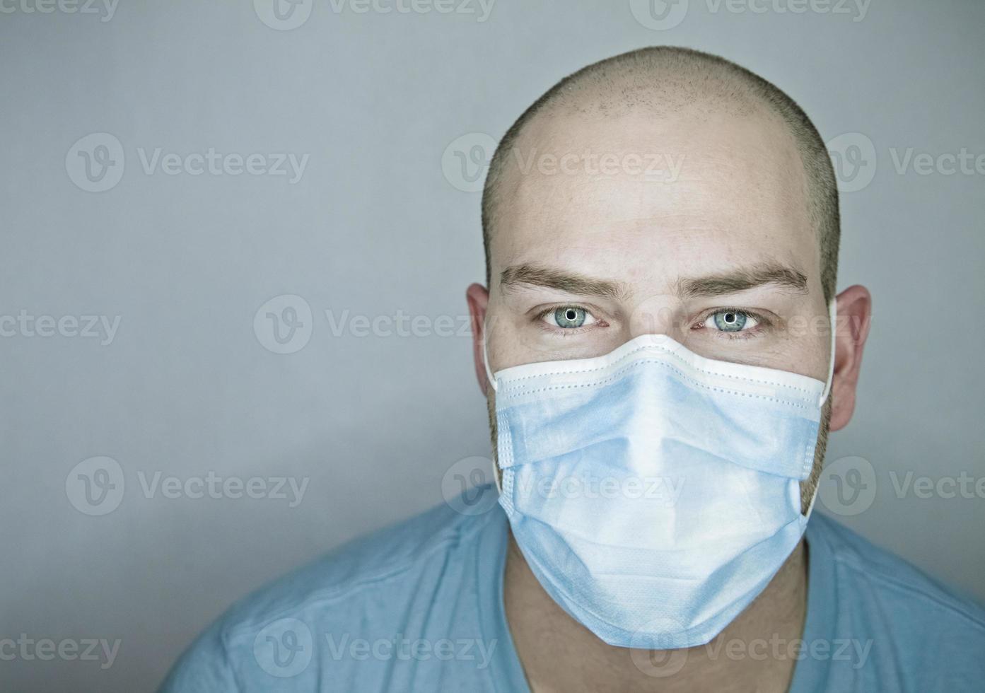 läkare eller patient med elektriska blå ögon foto
