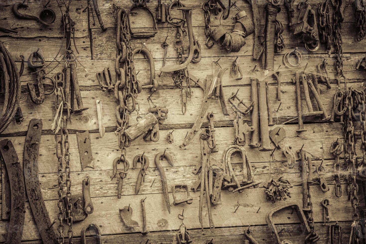 vägg fylld med gamla verktyg som hänger på väggen foto