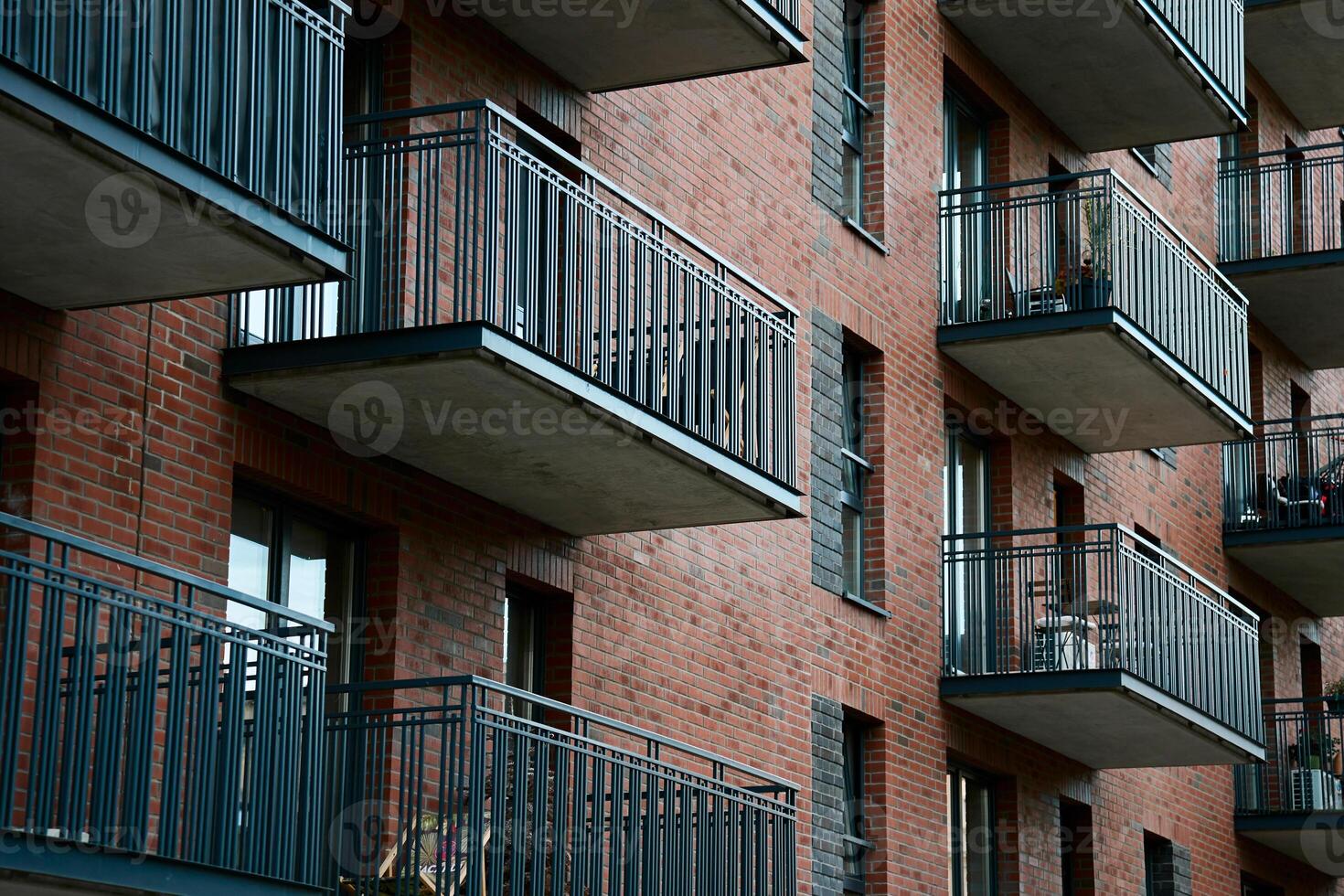 Fasad av bostads- byggnad med balkonger foto