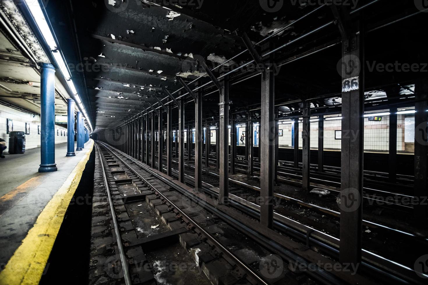 underjordisk tom tunnelbanestation docka i new york city på linjeträd. foto