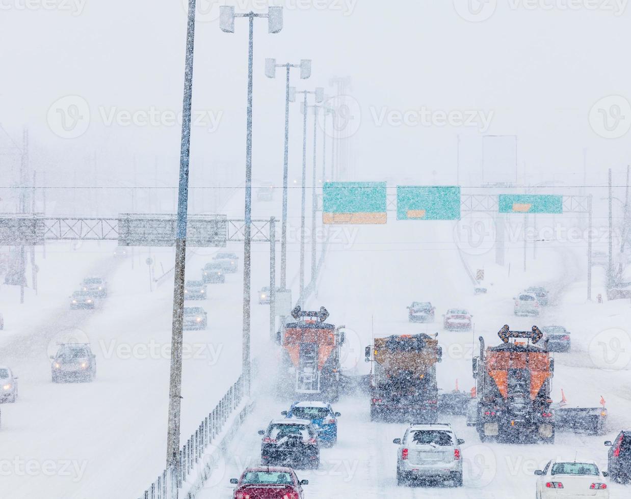 trädradade snöplogar som röjer motorvägen foto