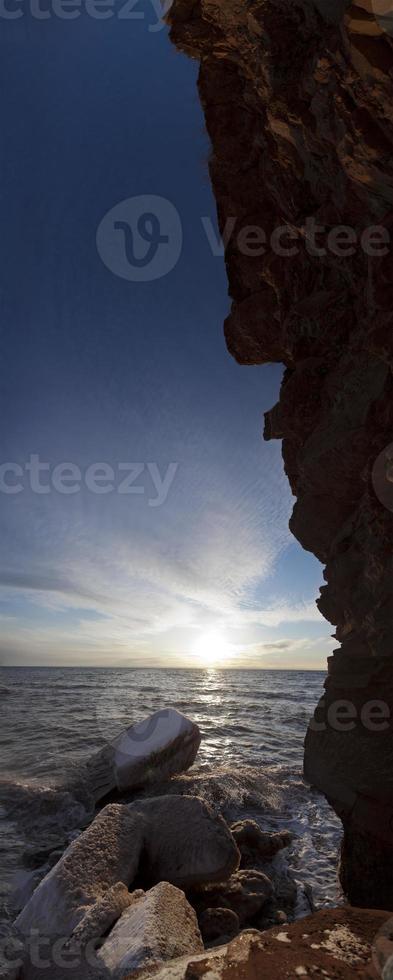 vertikal panorama solnedgång och klippa foto