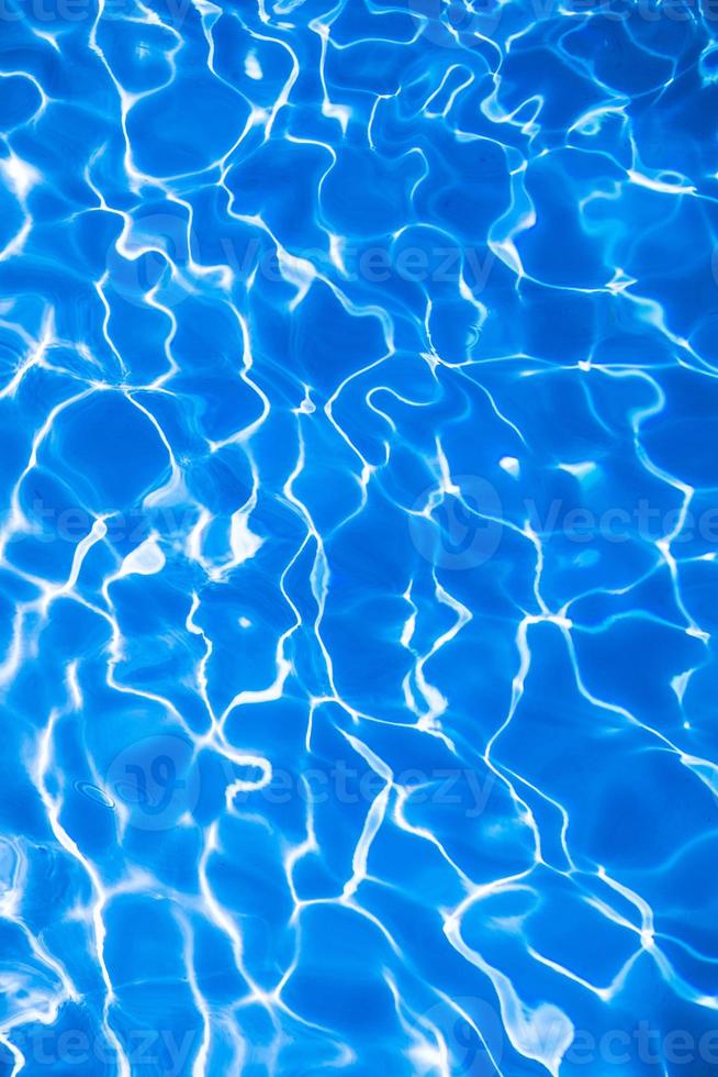 blått vatten textur av krusningar under en solig dag foto