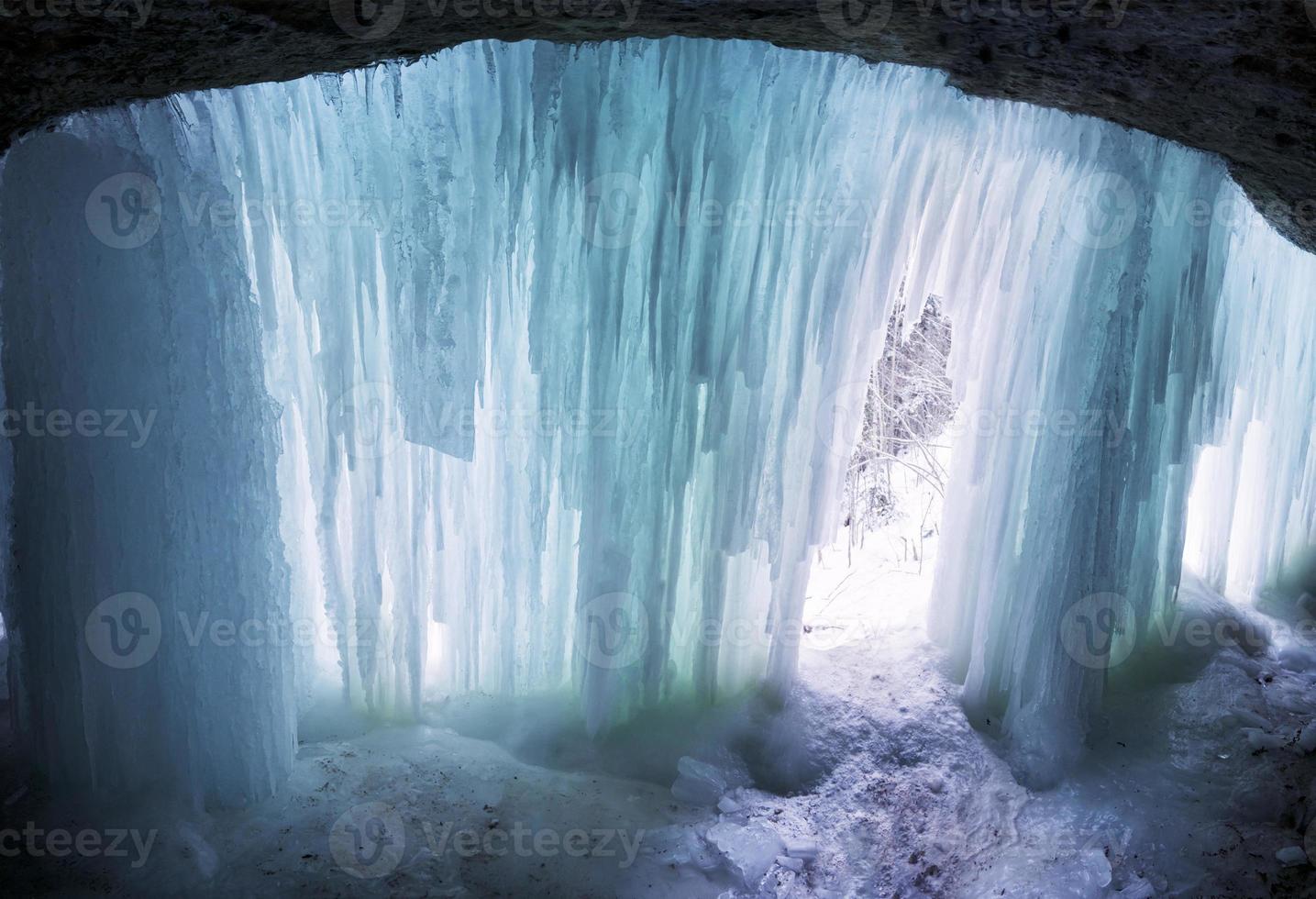 inne i en naturlig vintergrotta foto