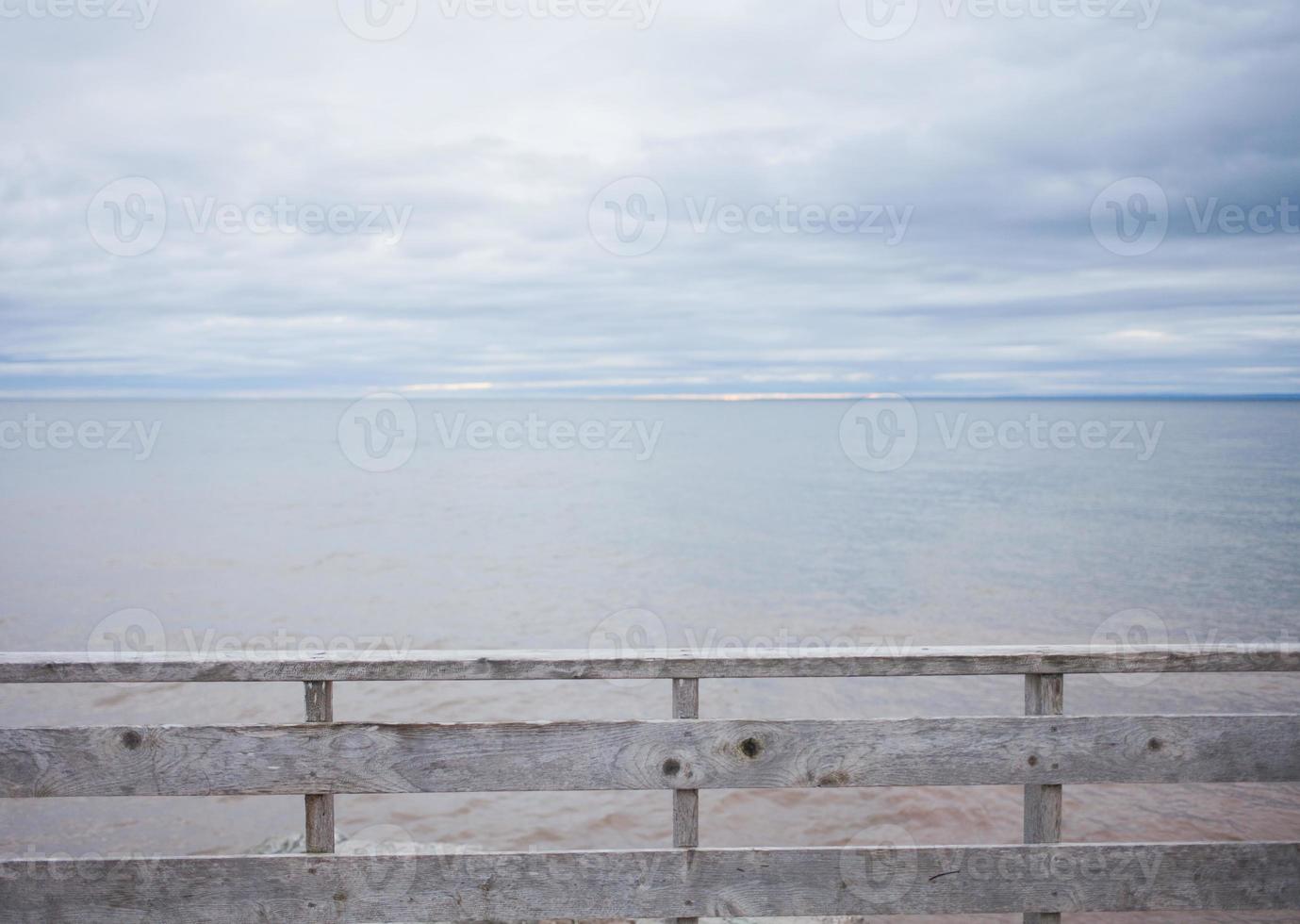 trästaket och havet bakgrund foto
