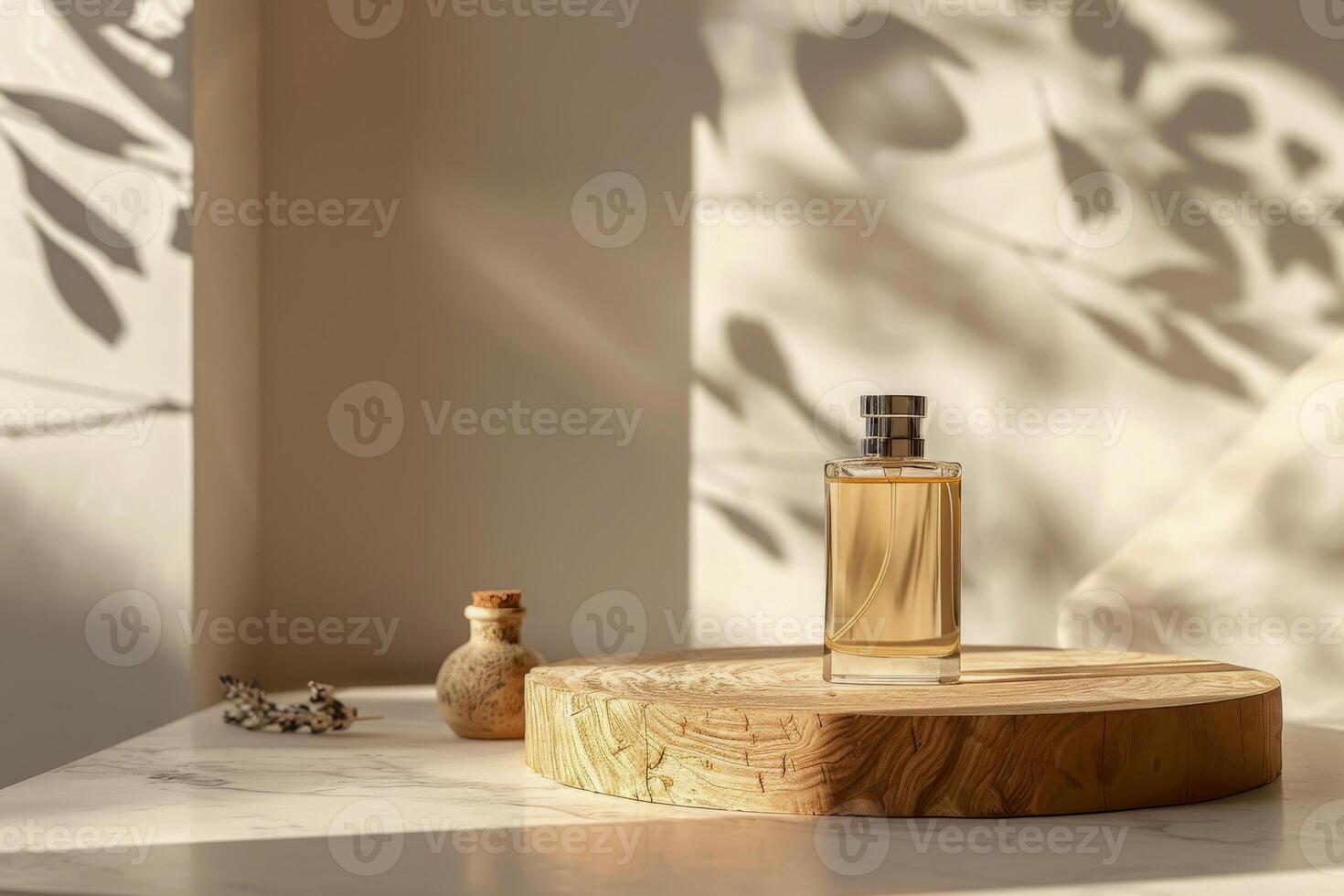 en enda parfym flaska strålar enkelhet och elegans, redo på en trä- piedestal, nåd förbi mjuk, naturlig ljus foto