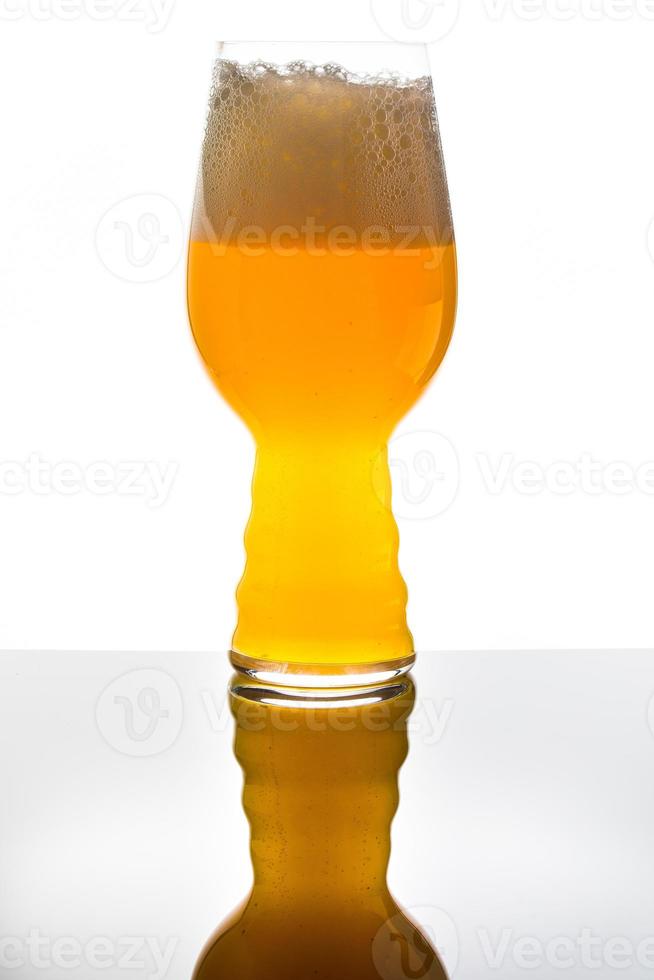 modernt ölglas fyllt med blond neipa gul öl i studio isolerad på vitt foto