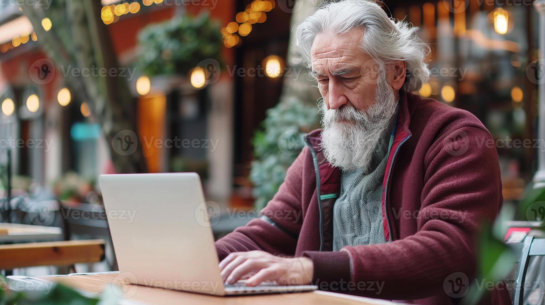 man med skägg använder sig av bärbar dator dator foto