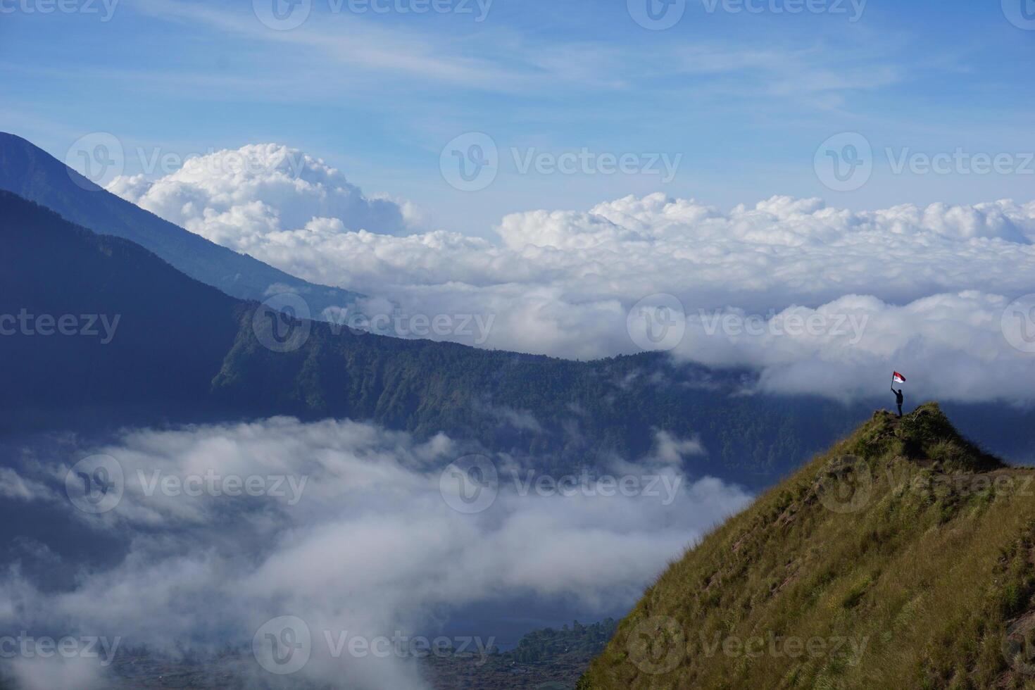 indonesien flagga ovan de moln, majestätisk berg topp vyer, batur bali foto