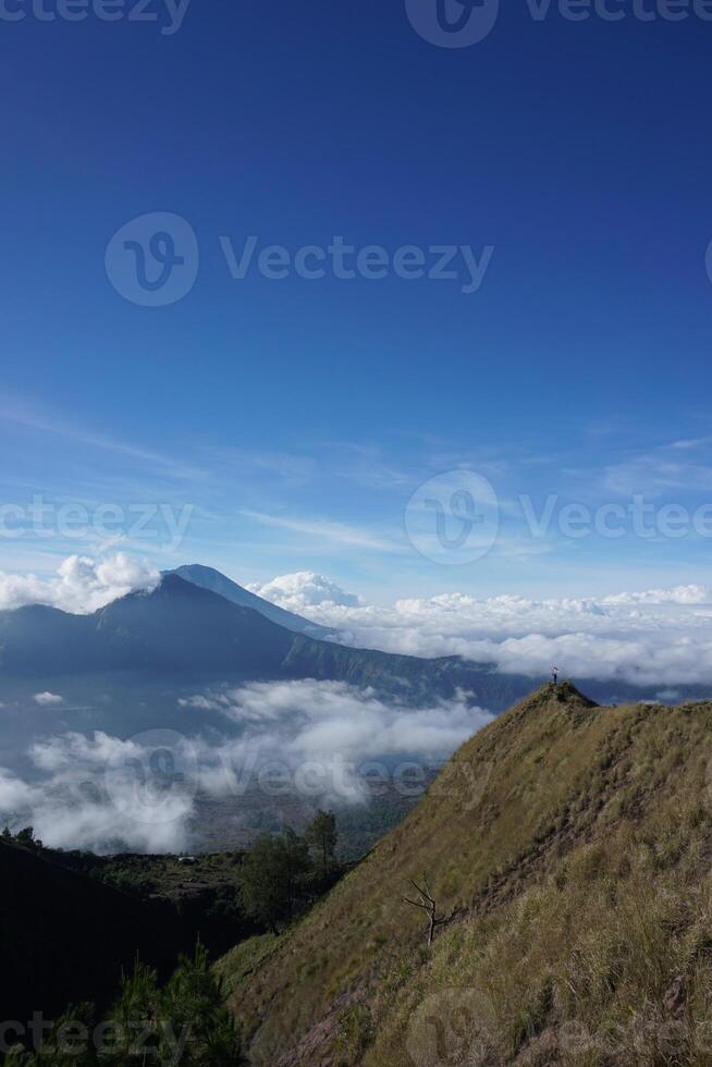 indonesien flagga ovan de moln, majestätisk berg topp vyer, batur bali foto