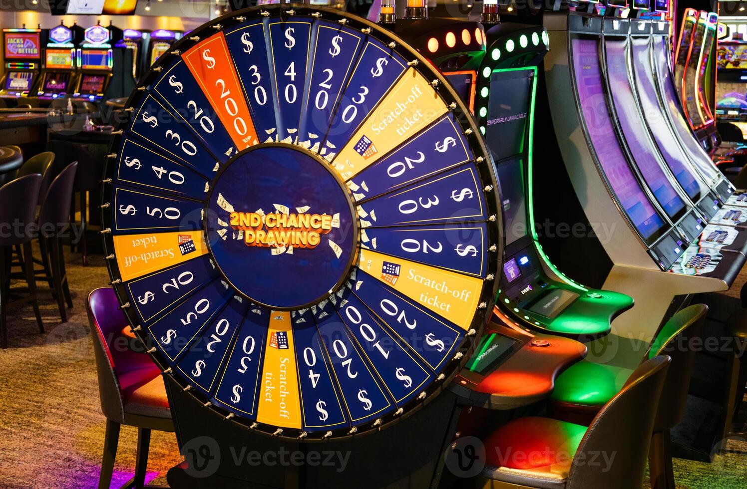 kasino hasardspel blackjack och spår maskiner väntar för spelare och turist till foto