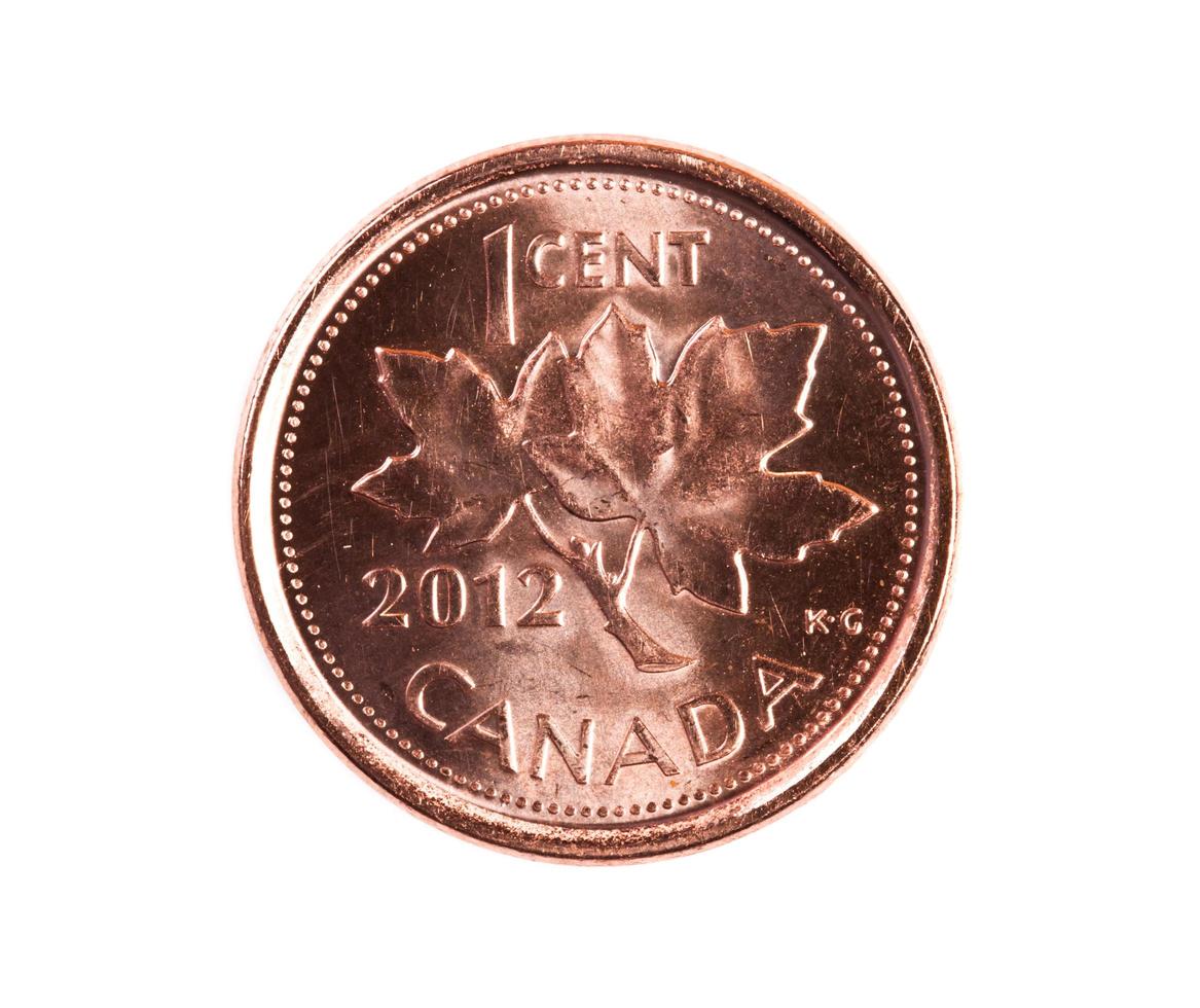 Ottawa, Kanada, 13 april 2013, ett helt nytt, glänsande kanadensiskt 1-centsmynt från 2012 med den nationella symbolen, lönnbladet. foto
