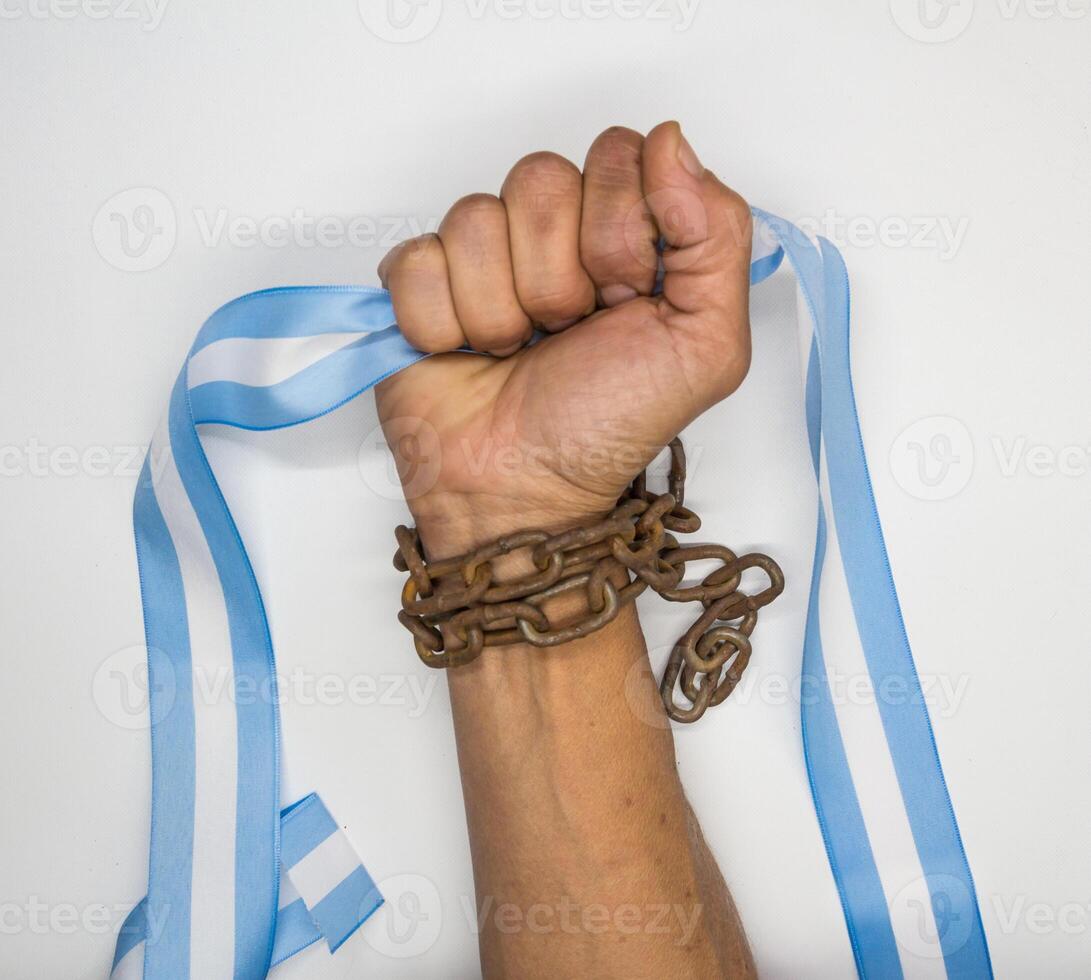 kedja näve innehav ett argentine flagga. argentine rotation och oberoende begrepp foto