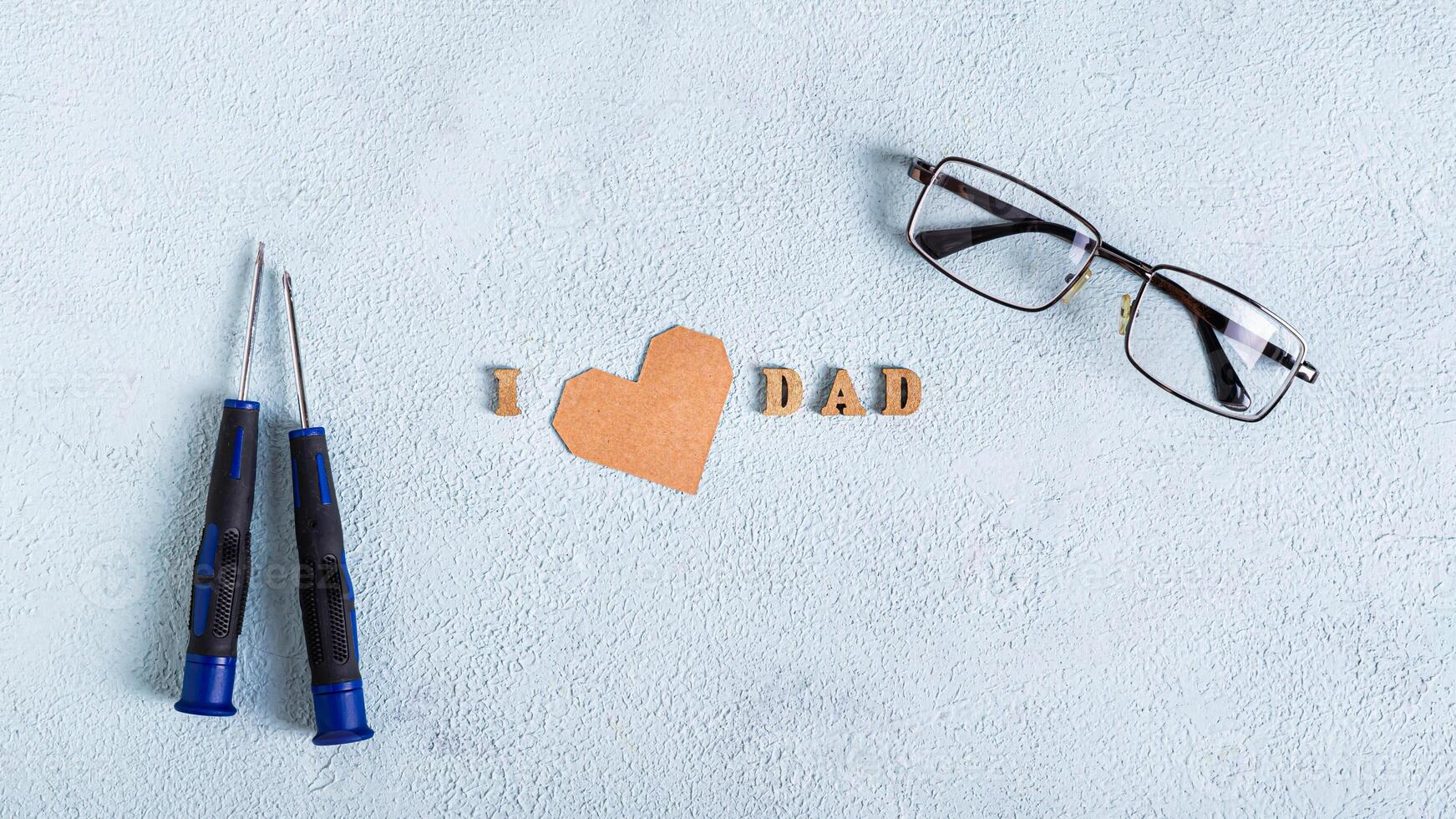 fars dag glasögon, skruvmejslar, hjärta och inskrift på blå bakgrund foto
