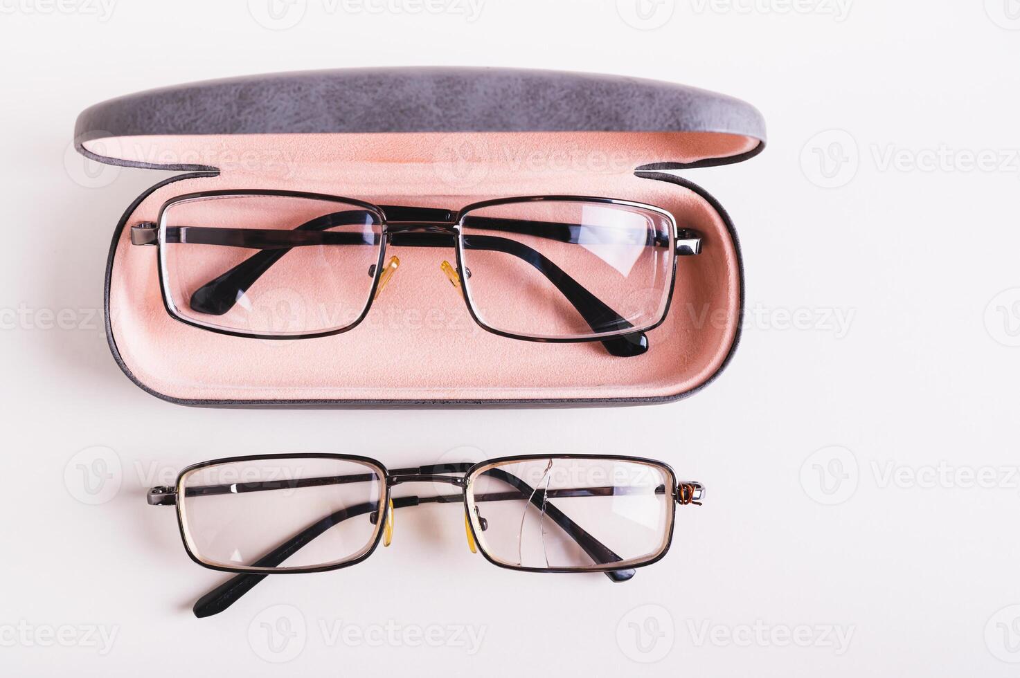 hela glasögon i en hård fall och bruten glasögon på de tabell topp se foto