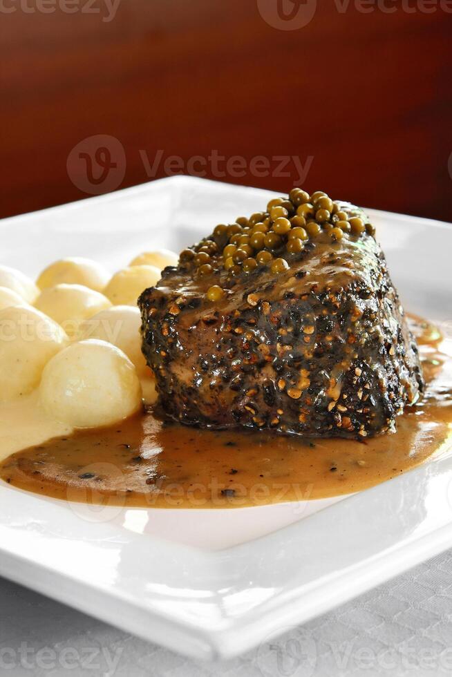 filet au poivre med potatisar och sås foto