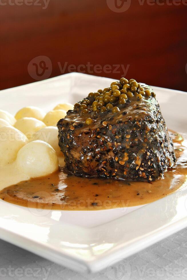 filet au poivre med potatisar och sås foto