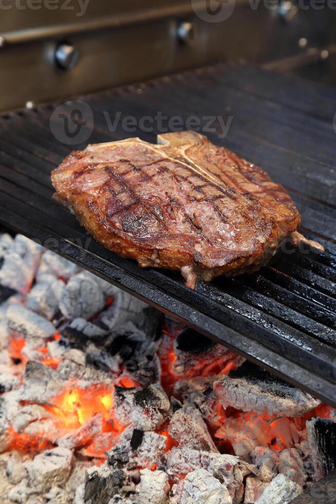 biff en la fiorentina på de grill foto