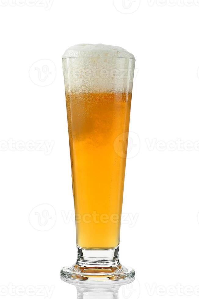 glasögon av kall öl på vit bakgrund foto