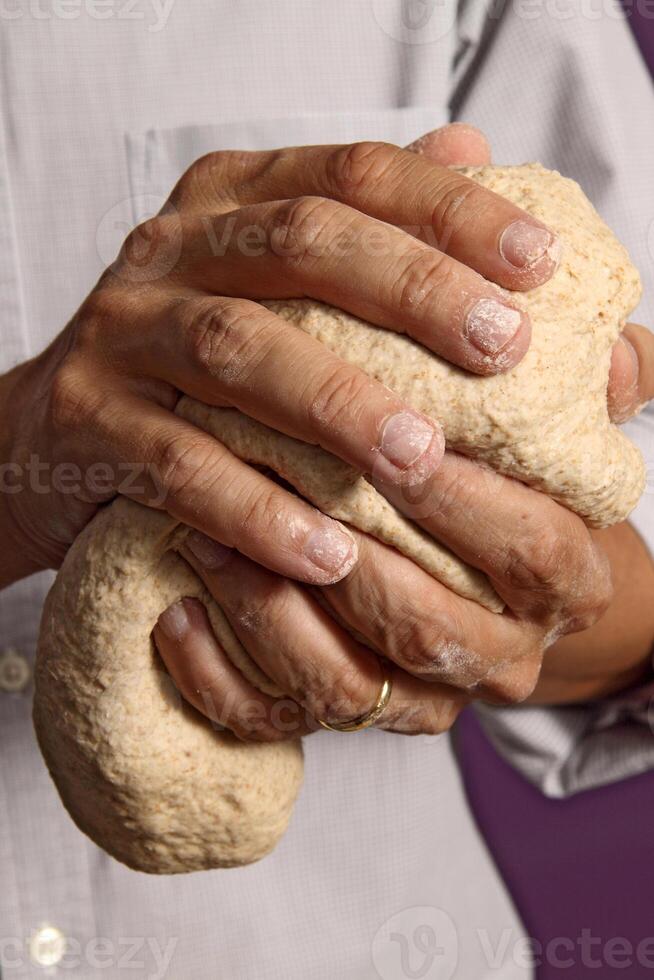 steg förbi steg av hemlagad bröd med din händer foto