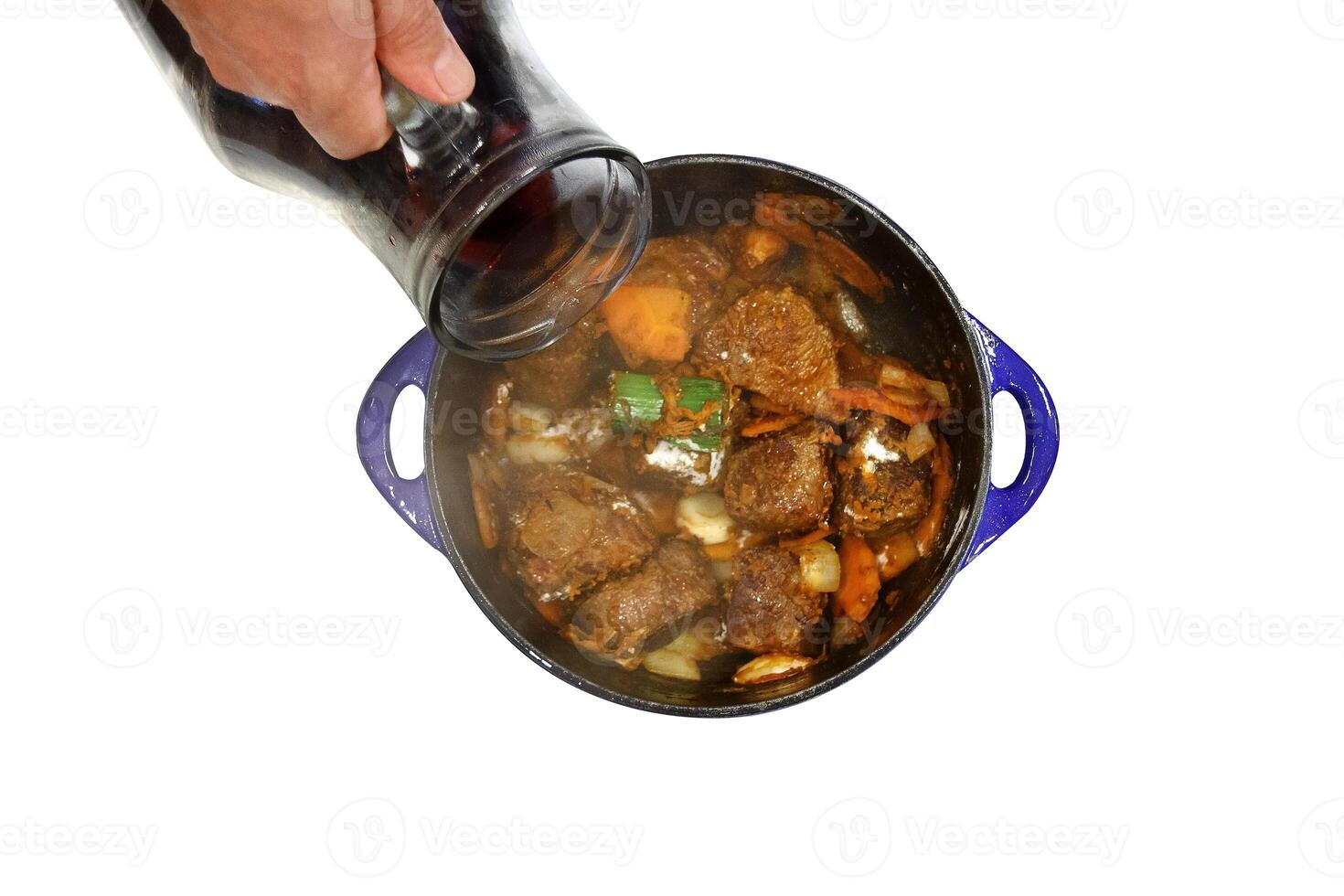 steg för steg guide till boeuf bourguignon, en klassisk franska kött maträtt med röd vin, bacon, lök och svamp foto