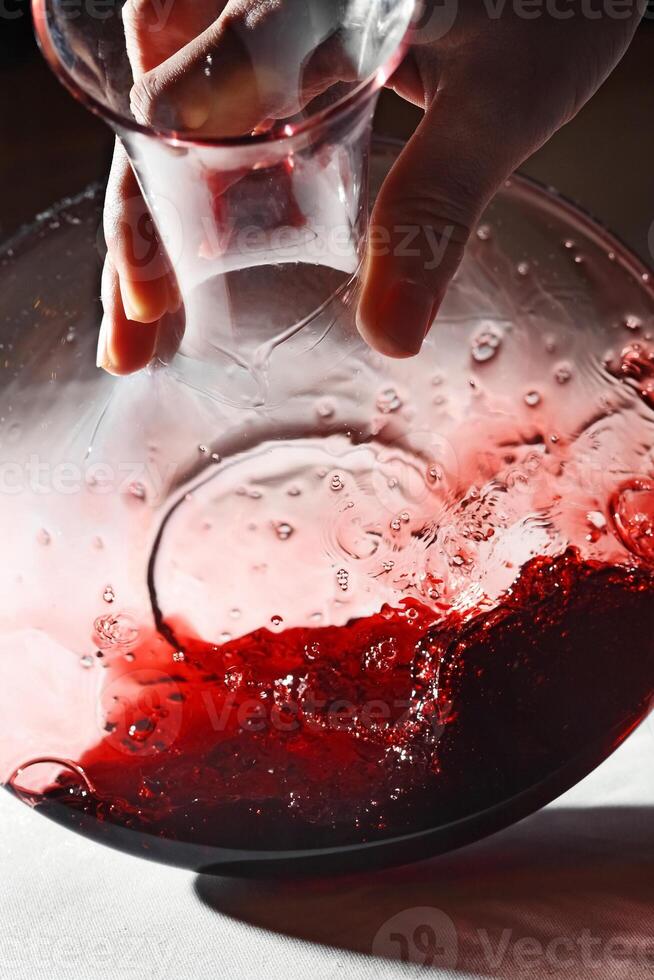 röd vin varelse eras i en karaff under provsmakning foto