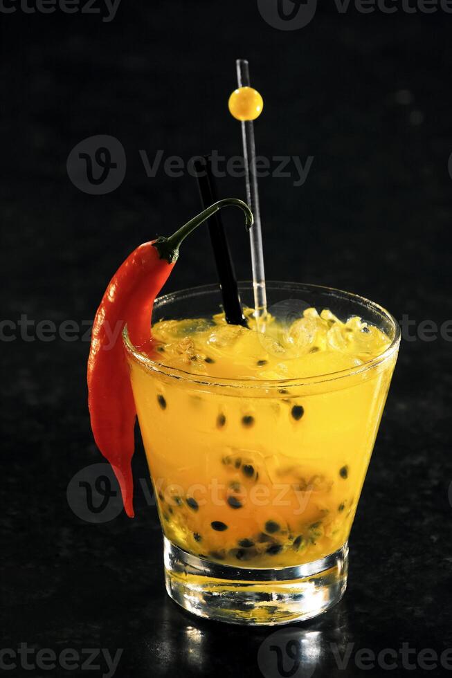 passionen frukt caipirinha med röd peppar i glas foto