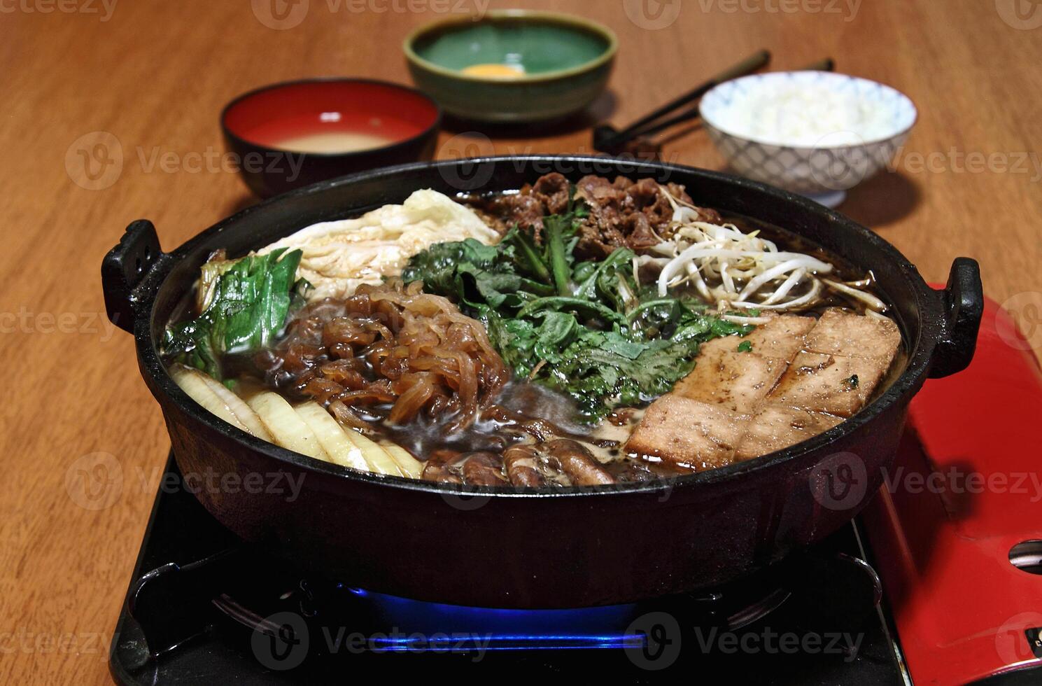 sukiyaki, japansk maträtt med skivad filet, Smör, soja sås, socker, shitake, mangold och tofu foto