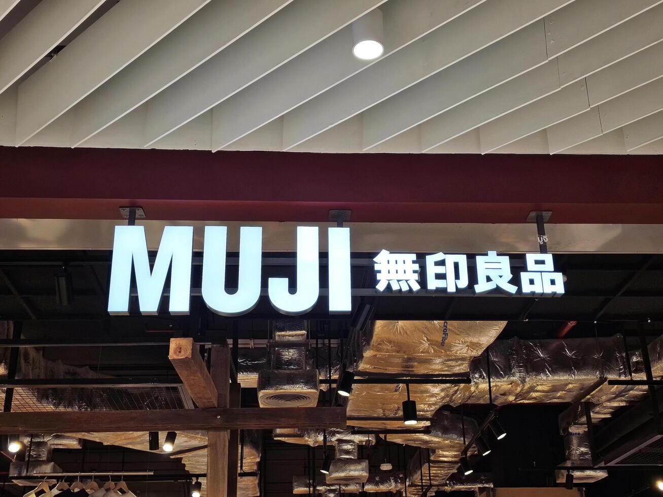 Bangkok, thailand Mars 03, 2024 muji tecken. den är är en känd japansk återförsäljare som säljer en bred mängd av hushåll och konsument varor i thailand. foto