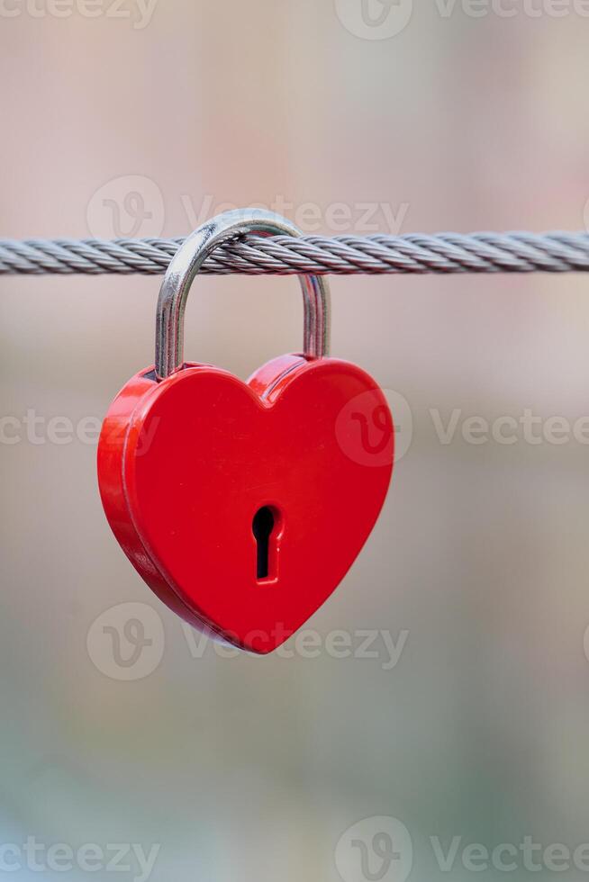 röd metall kärlek låsa hängande på en bro i colmar, Frankrike foto