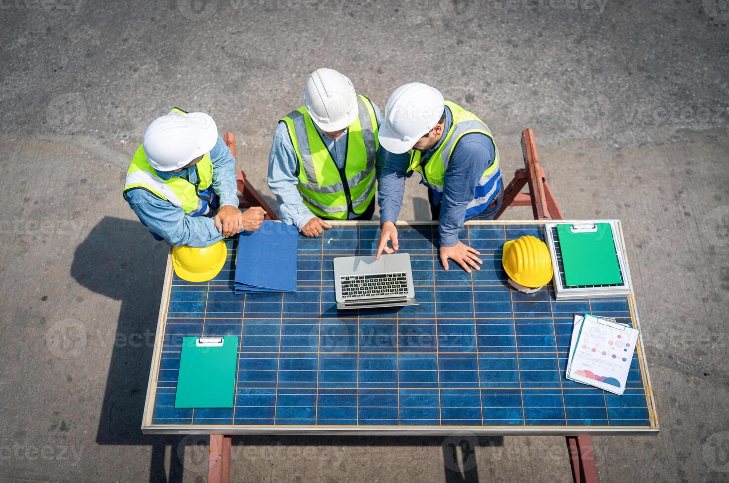 porträtt av ingenjör eller förman team möte med frakt behållare bakgrund på solnedgång. logistik global importera eller exportera frakt industriell begrepp. foto