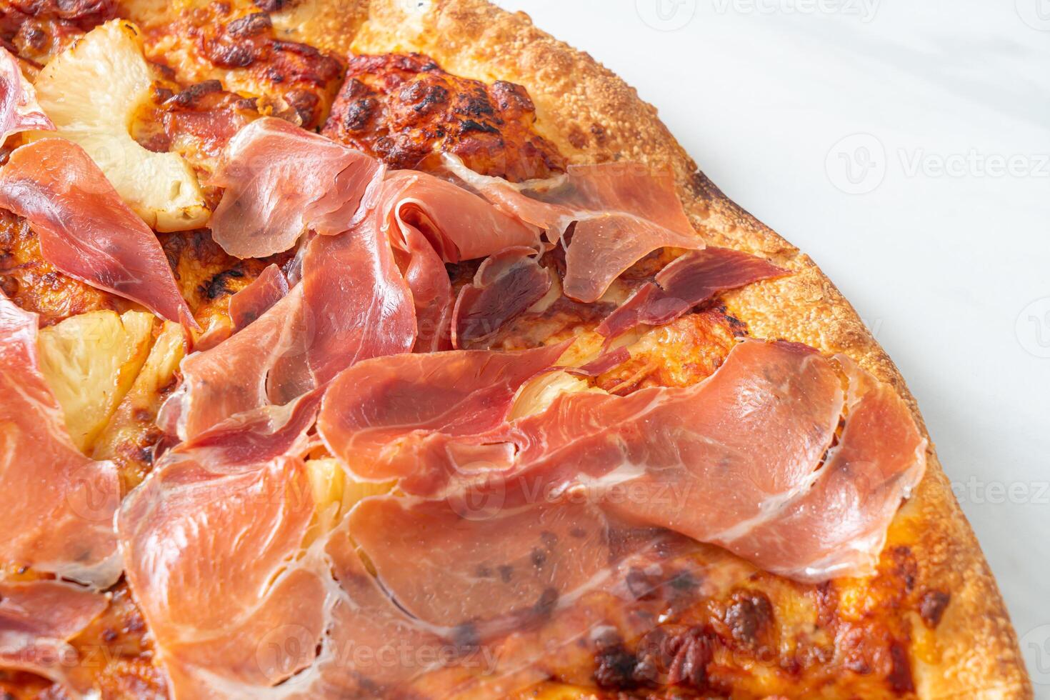 pizza med prosciutto- eller parmaskinkspizza foto