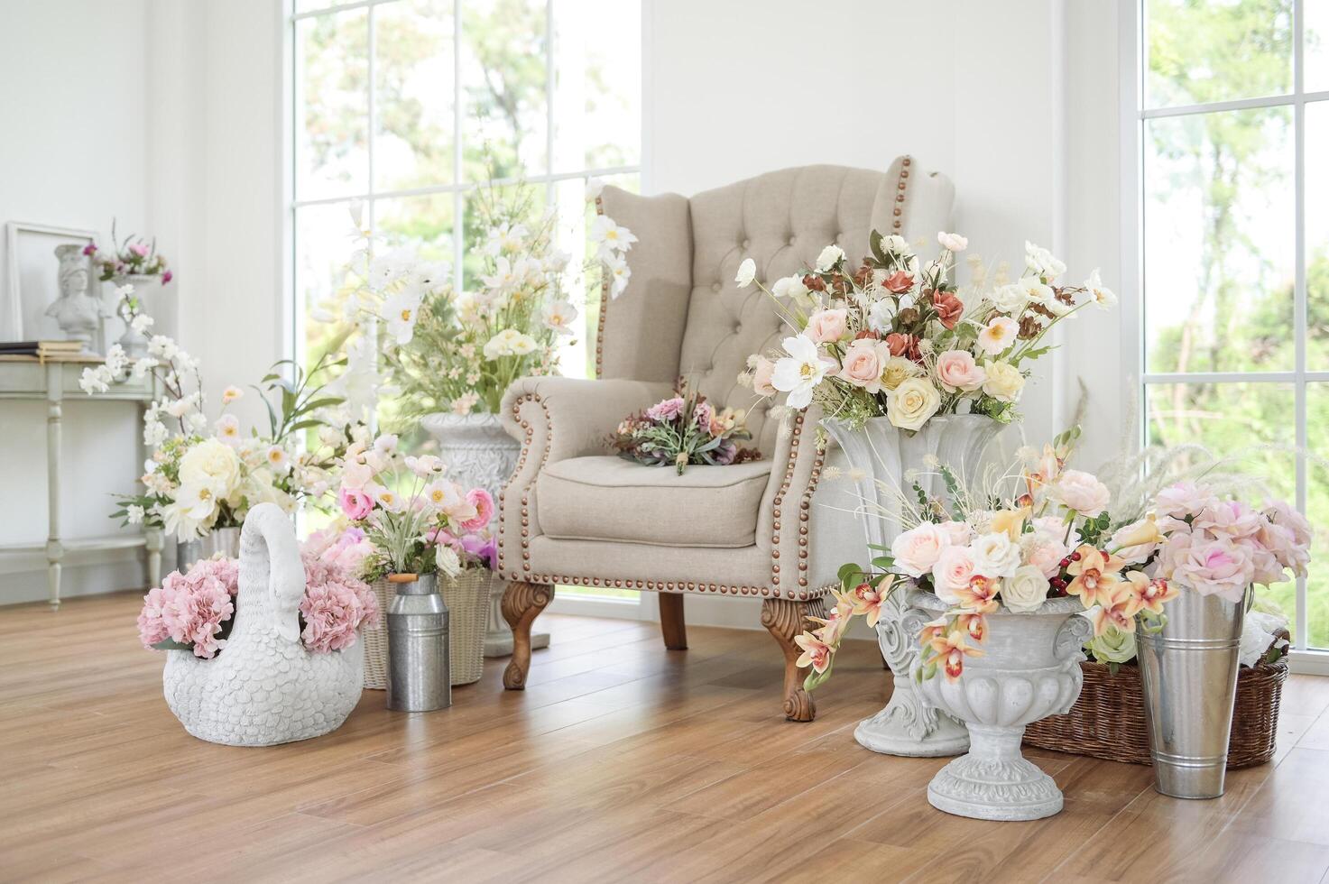 interiör av fåtölj dekorerad med skön blommor för bröllop ceremoni. foto